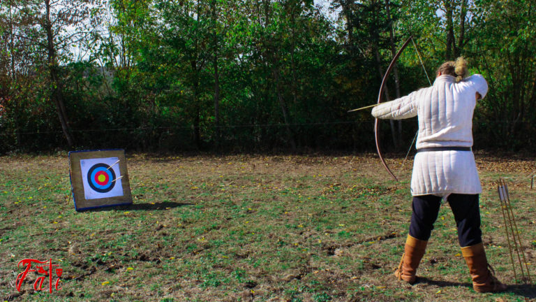 Femmes guerrières guerrieres Médiéval medieval Fati Reims Combat Cascade épée épées epees epee escrime troupe compagnie cie animation armes armure moyen age tir à l'arc